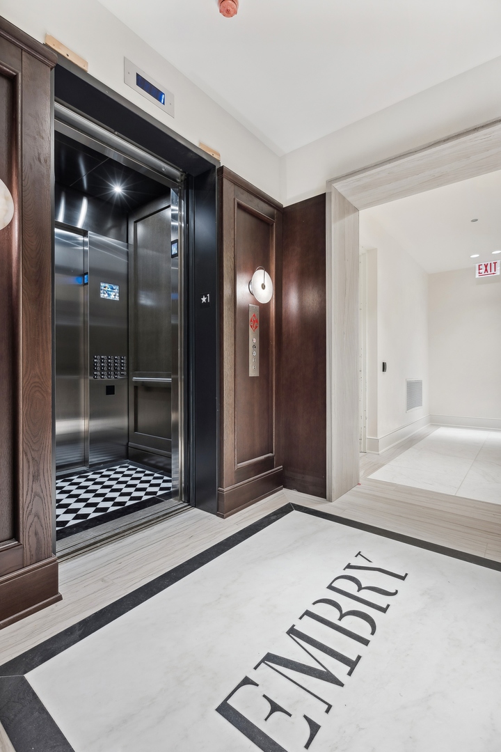 21 North May Street, Unit 601 Chicago, IL 60607 - Photo 5 of 64 a view of lobby with a large mirror and glass door