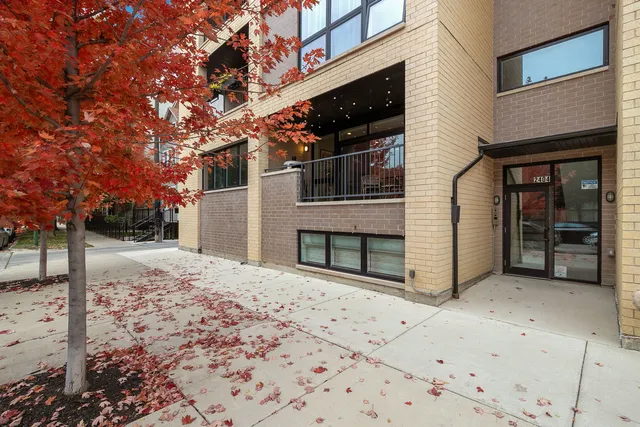 $799,000 | 2404 West Moffat Street, Unit 1, Chicago, IL 60647