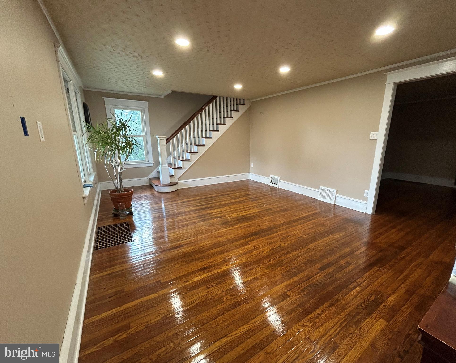 226 Dutton Mill Road Brookhaven, PA 19015 - Photo 4 of 25 Living room