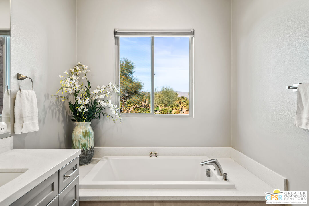 204 Retreat Circle Palm Desert, CA 92260 - Photo 40 of 60 a bathroom with a bathtub