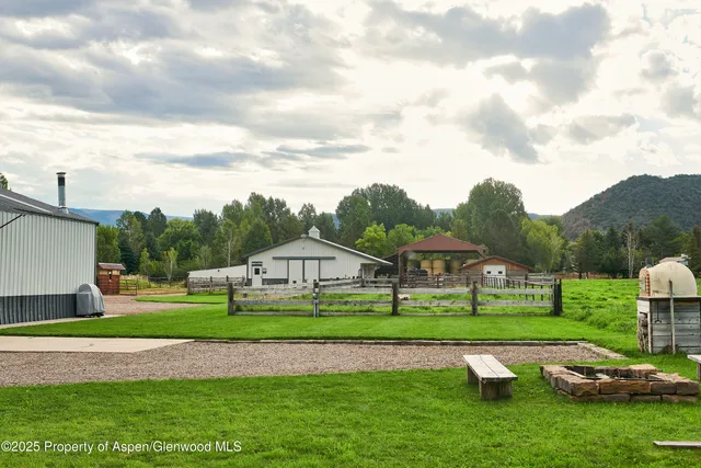 a view of a house with backyard and garden