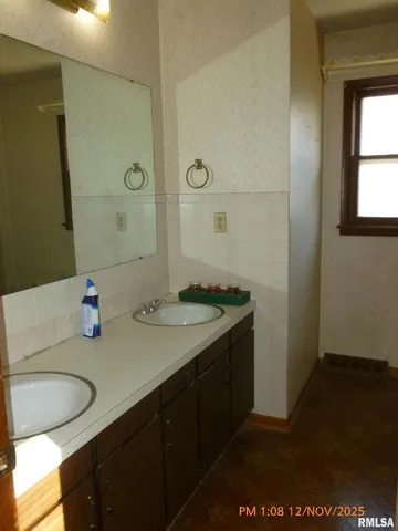 $200,000 | 5311 North Fairmount Street, Davenport, IA 52806