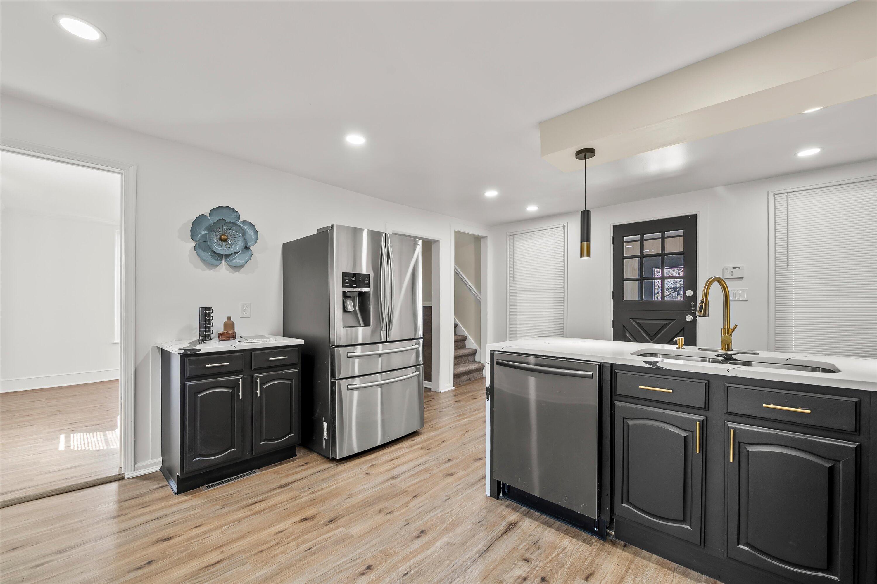 W156N5045 Pilgrim Road Menomonee Falls, WI 53051 - Photo 17 of 36 Kitchen