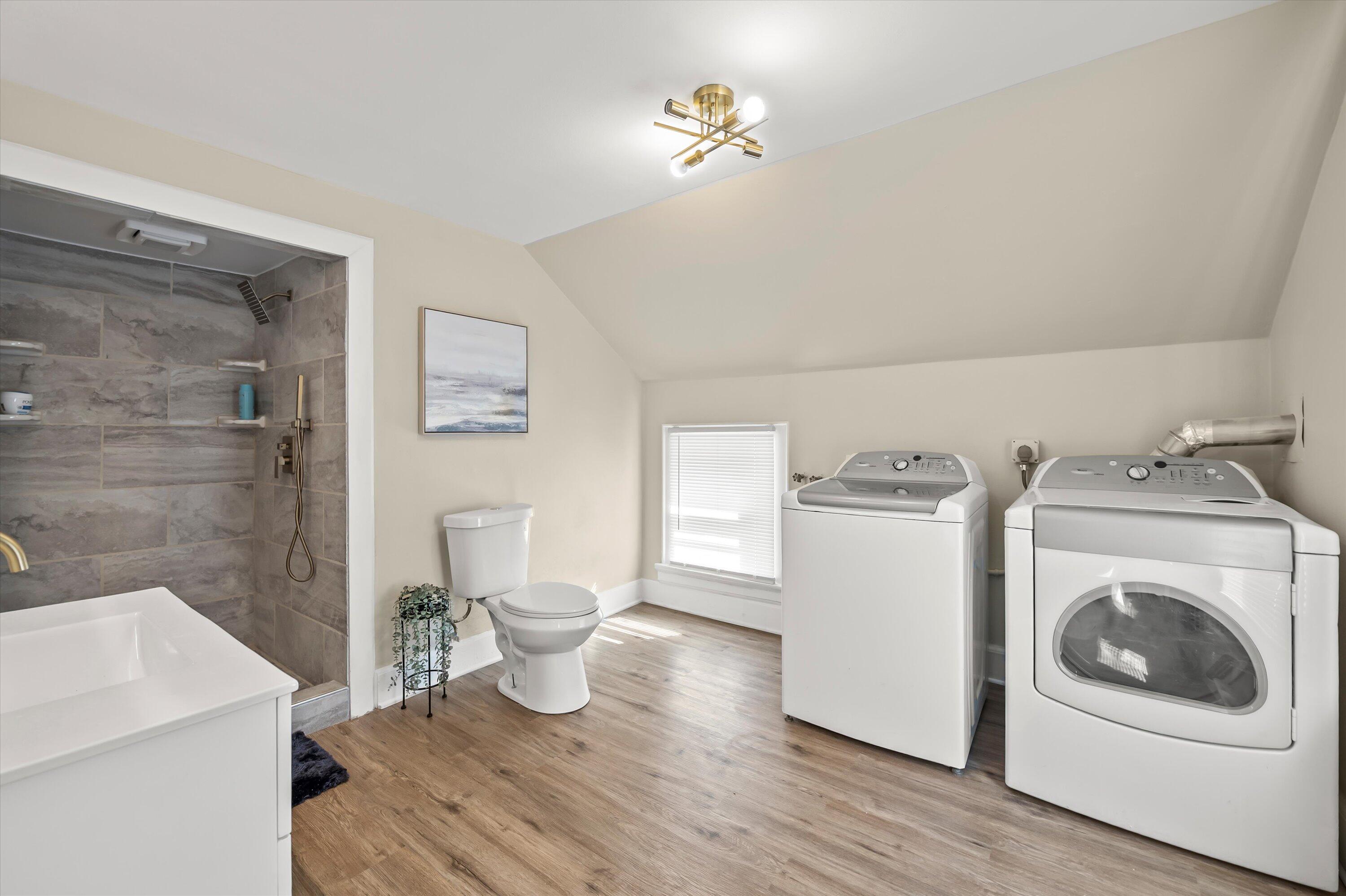 W156N5045 Pilgrim Road Menomonee Falls, WI 53051 - Photo 23 of 36 Upper Full Bathroom