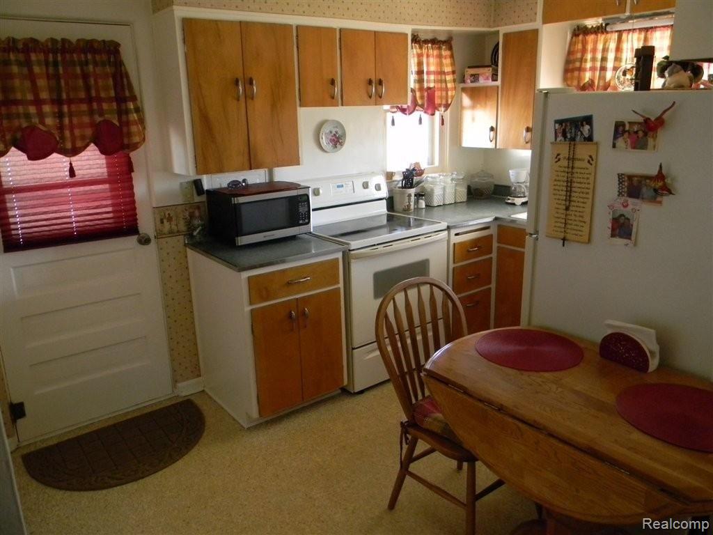 3226 East Mt Morris Road Mount Morris, MI 48458 - Photo 4 of 6 kitchen.jpg