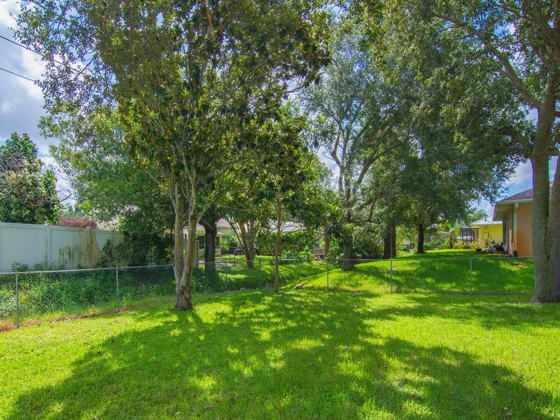 407 Easy Street Sebastian, FL 32958 - Photo 6 of 30 Gallery Image 6