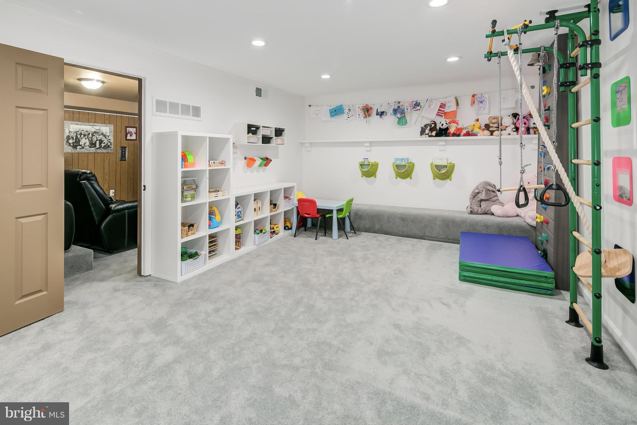 136 Claybrook Drive Silver Spring, MD 20902 - Photo 23 of 30 a living room with furniture and a book shelf