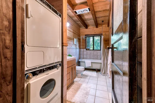 a view of entryway with washer and dryer