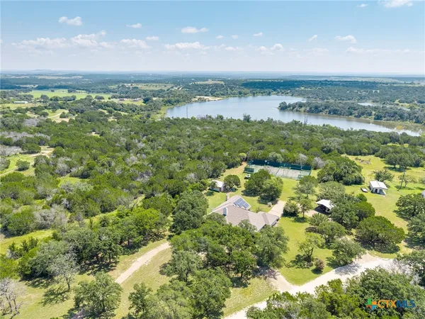 $885,000 | 725 County Road 300, Hamilton, TX 76531