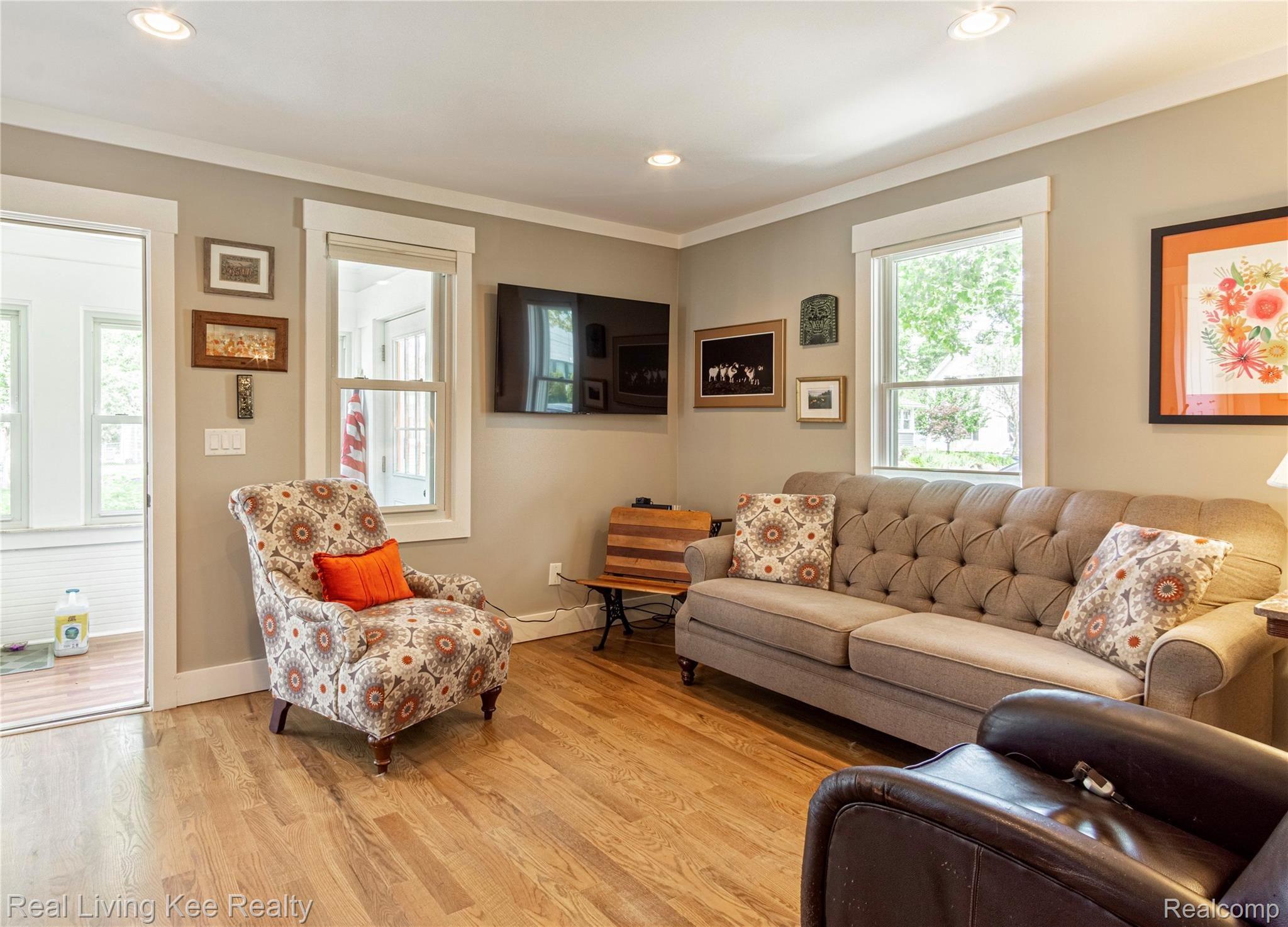 312 Wilcox Street Rochester, MI 48307 - Photo 6 of 38 Spacious Living Room