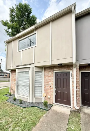 a view of a house with backyard