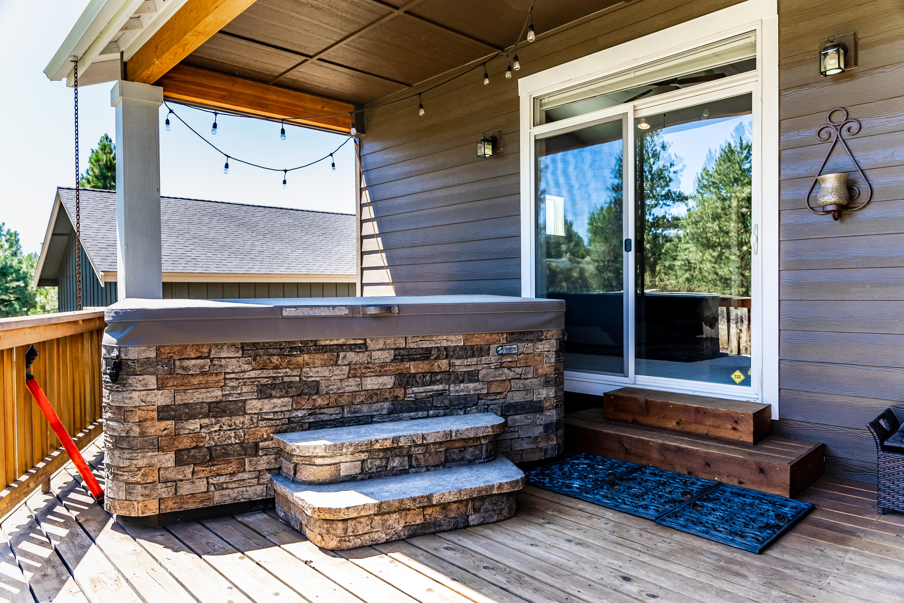 19525 Apache Road Bend, OR 97702 - Photo 31 of 47 a view of sitting area with furniture