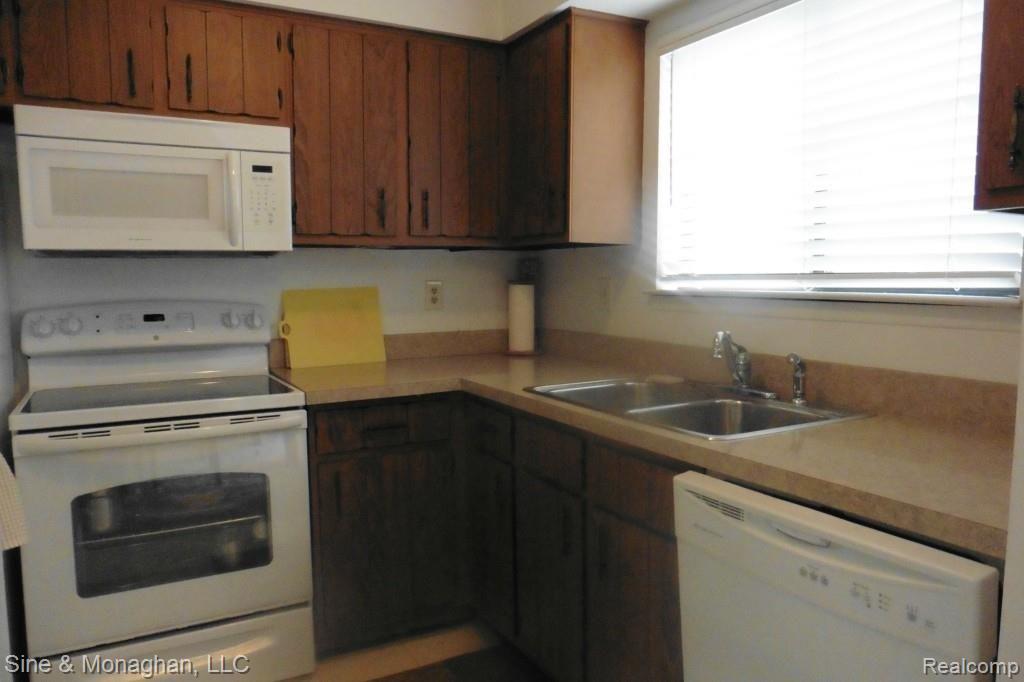 24897 Greenhill Road Warren, MI 48091 - Photo 8 of 19 Kitchen.jpg