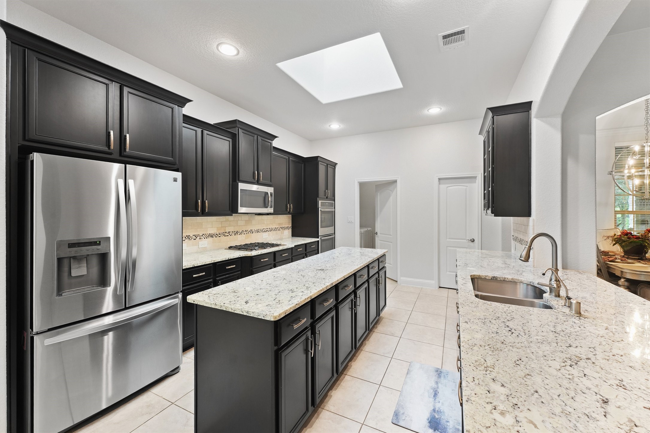 6 Inland Prairie Drive Tomball, TX 77375 - Photo 8 of 33 Kitchen