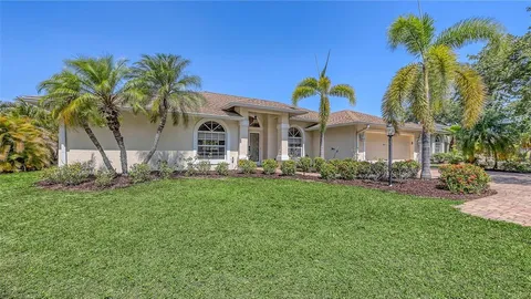a view of a livingroom and a livingroom with furniture