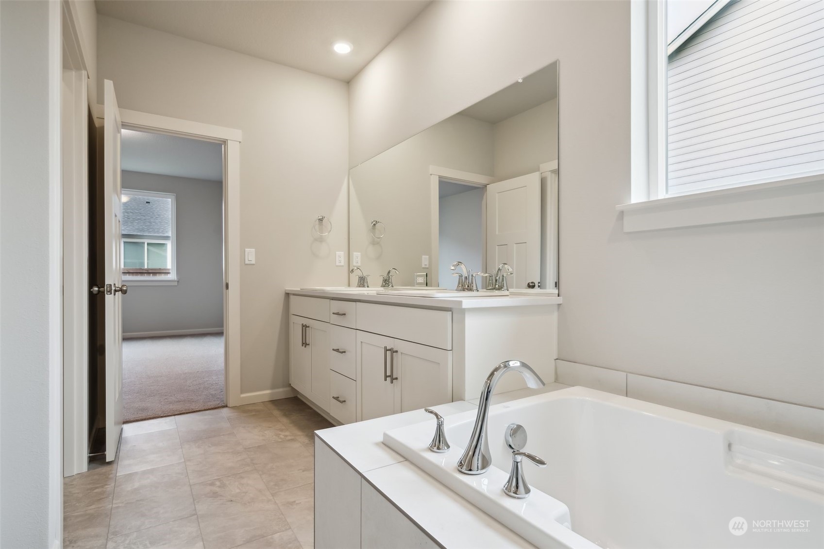 2722 South 7th Circle Ridgefield, WA 98642 - Photo 24 of 32 a bathroom with a tub sink and mirror