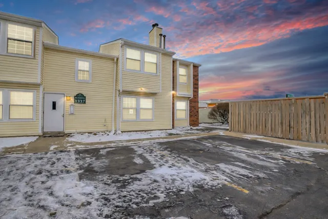 $164,000 | 1337 East Wyndham Circle, Unit 208, Palatine, IL 60074