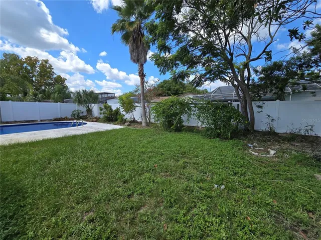 a view of a backyard