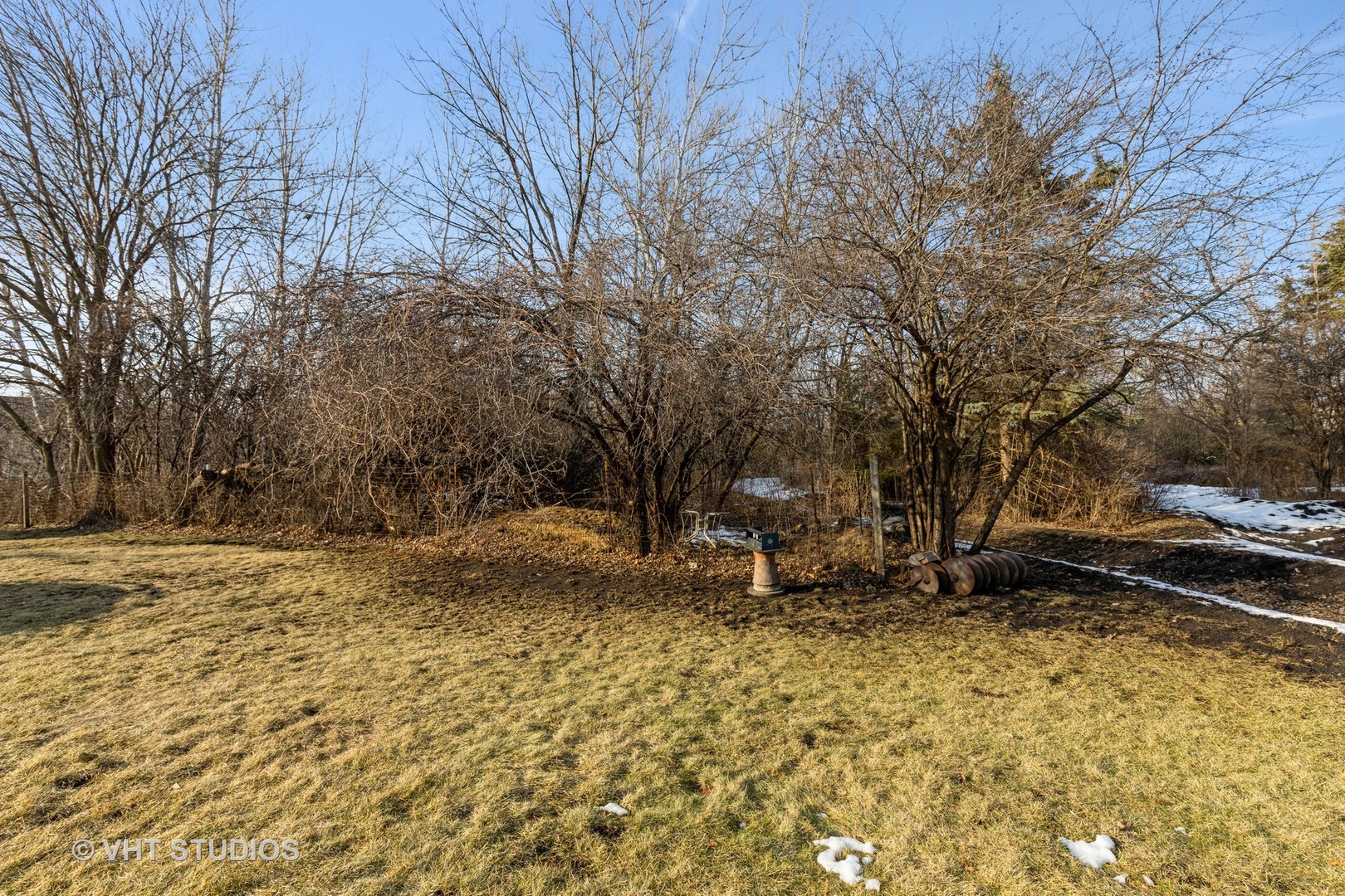 22771 North Prairie Road Lincolnshire, IL 60069 - Photo 6 of 21 a backyard of a house with a large tree