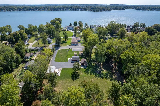 $847,000 | 5568 Paw Paw Lake Road, Coloma, MI 49038