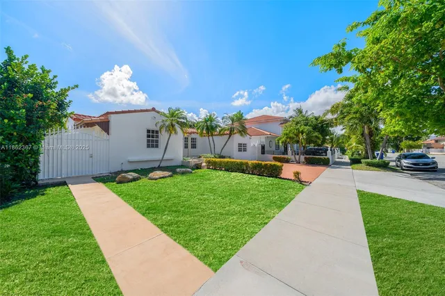 a view of a backyard