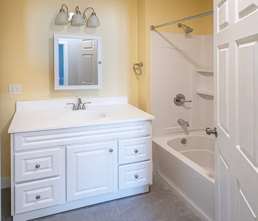 $2,650 | 140 Main Street, Unit 3, Northampton, MA 01060