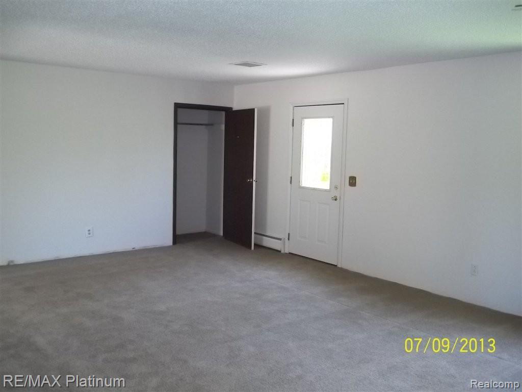 5418 Lobdell Road Fenton, MI 48430 - Photo 12 of 20 103_2412.JPG