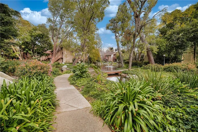 a view of yard with green space