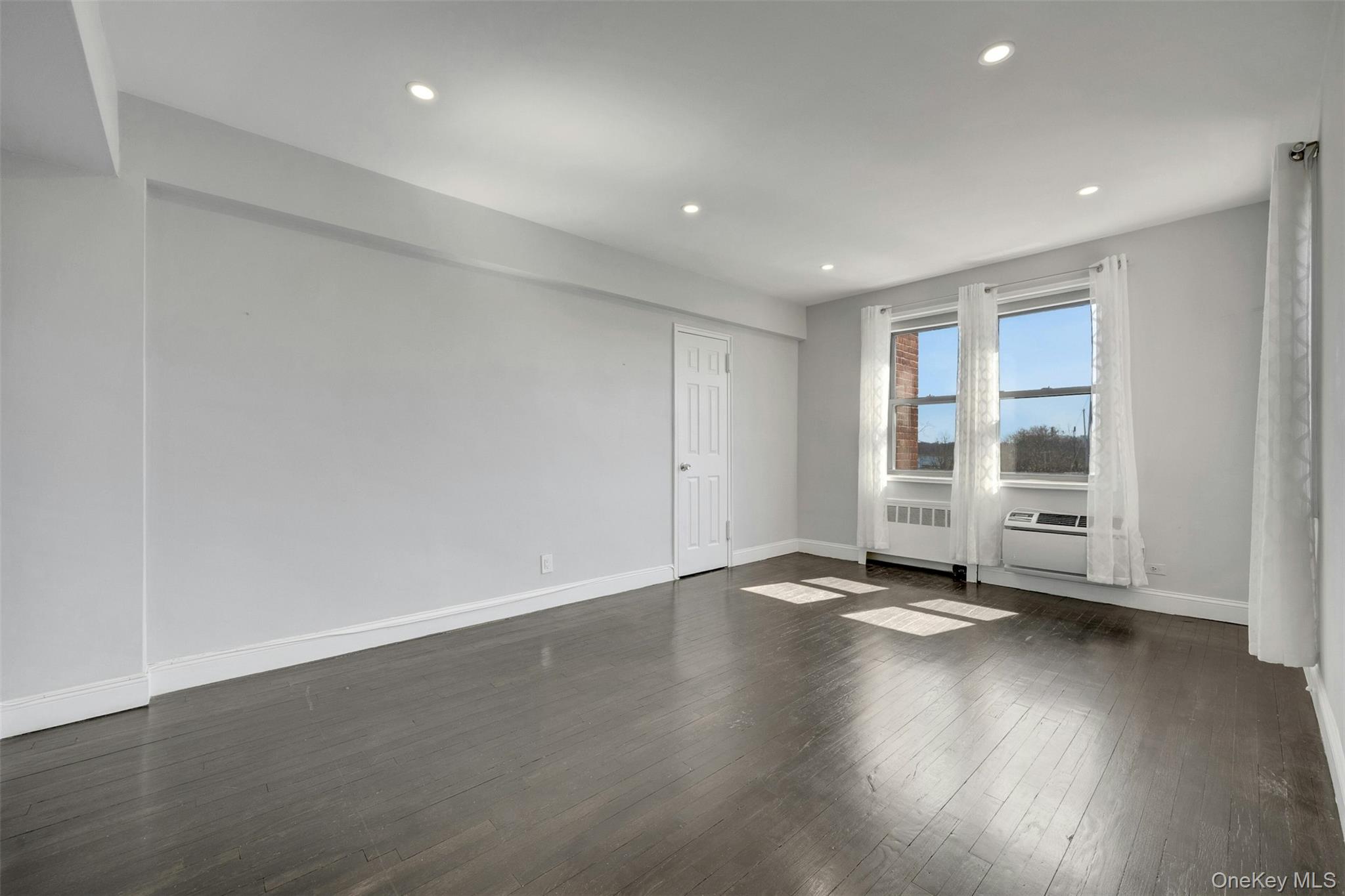 620 Pelham Road, Unit 3C New Rochelle, NY 10805 - Photo 14 of 32 Actual Bedroom photo with water views