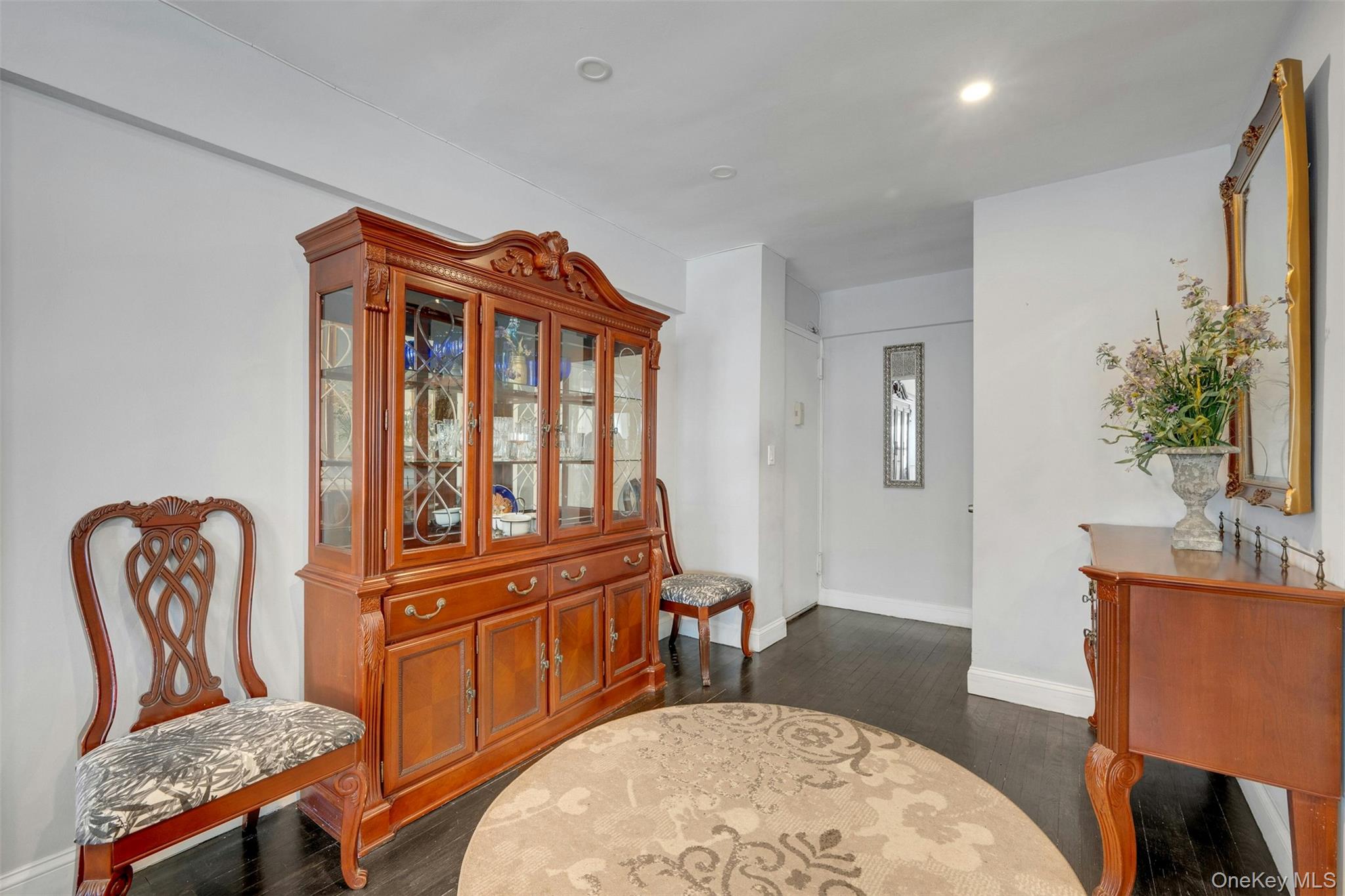 620 Pelham Road, Unit 3C New Rochelle, NY 10805 - Photo 17 of 32 Large Entrance area