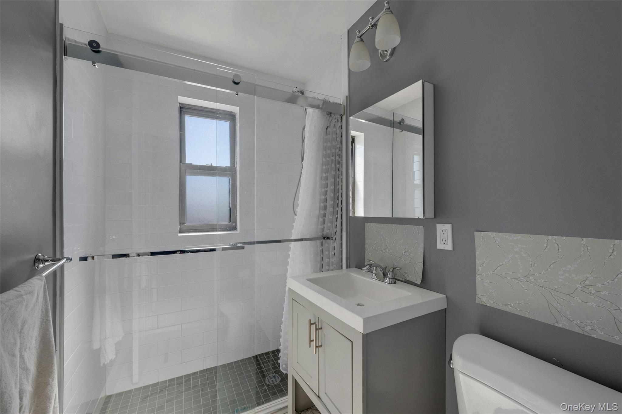 620 Pelham Road, Unit 3C New Rochelle, NY 10805 - Photo 20 of 32 Windowed Bathroom