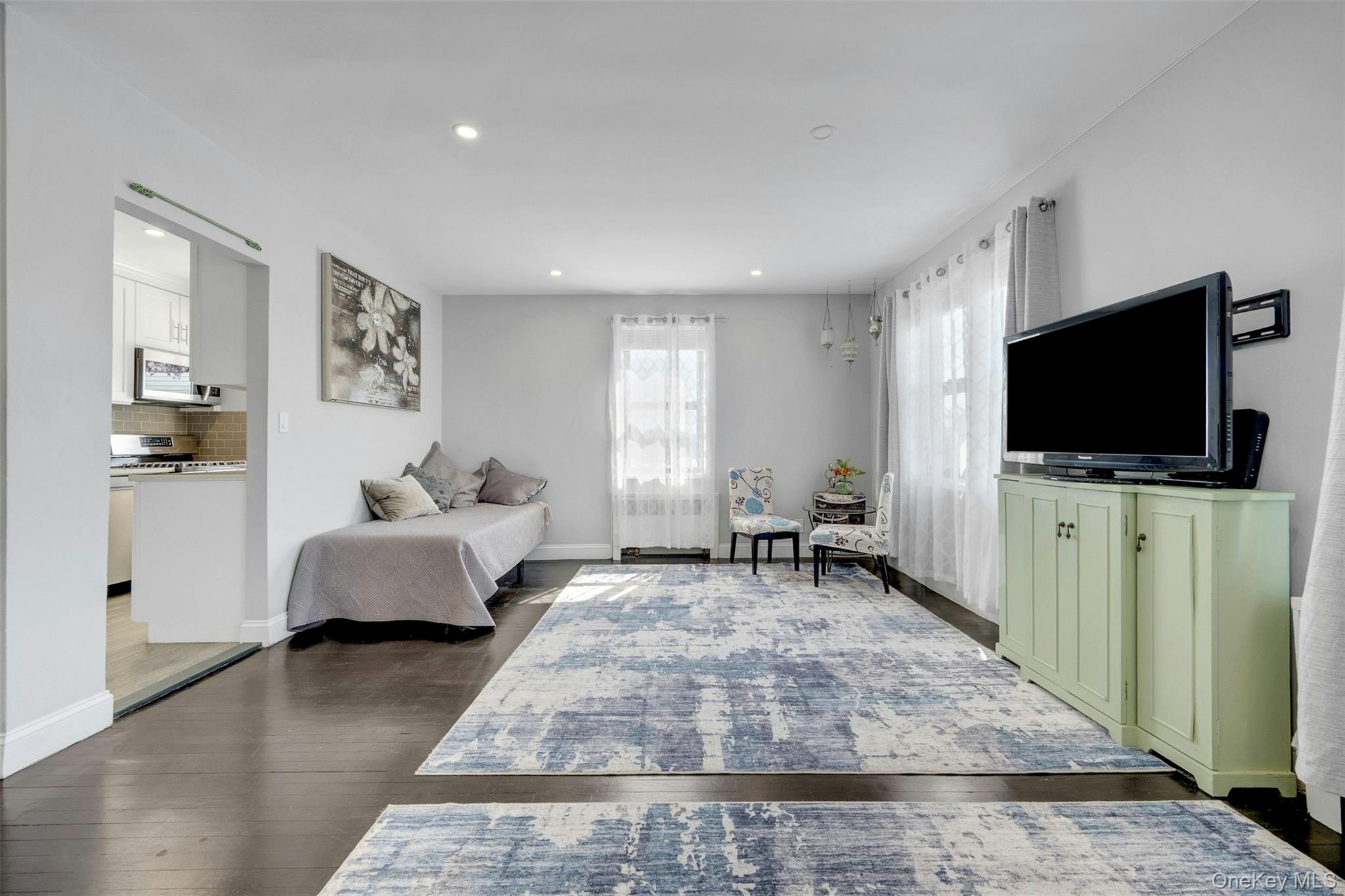 620 Pelham Road, Unit 3C New Rochelle, NY 10805 - Photo 8 of 32 Corner unit featuring plenty of windows