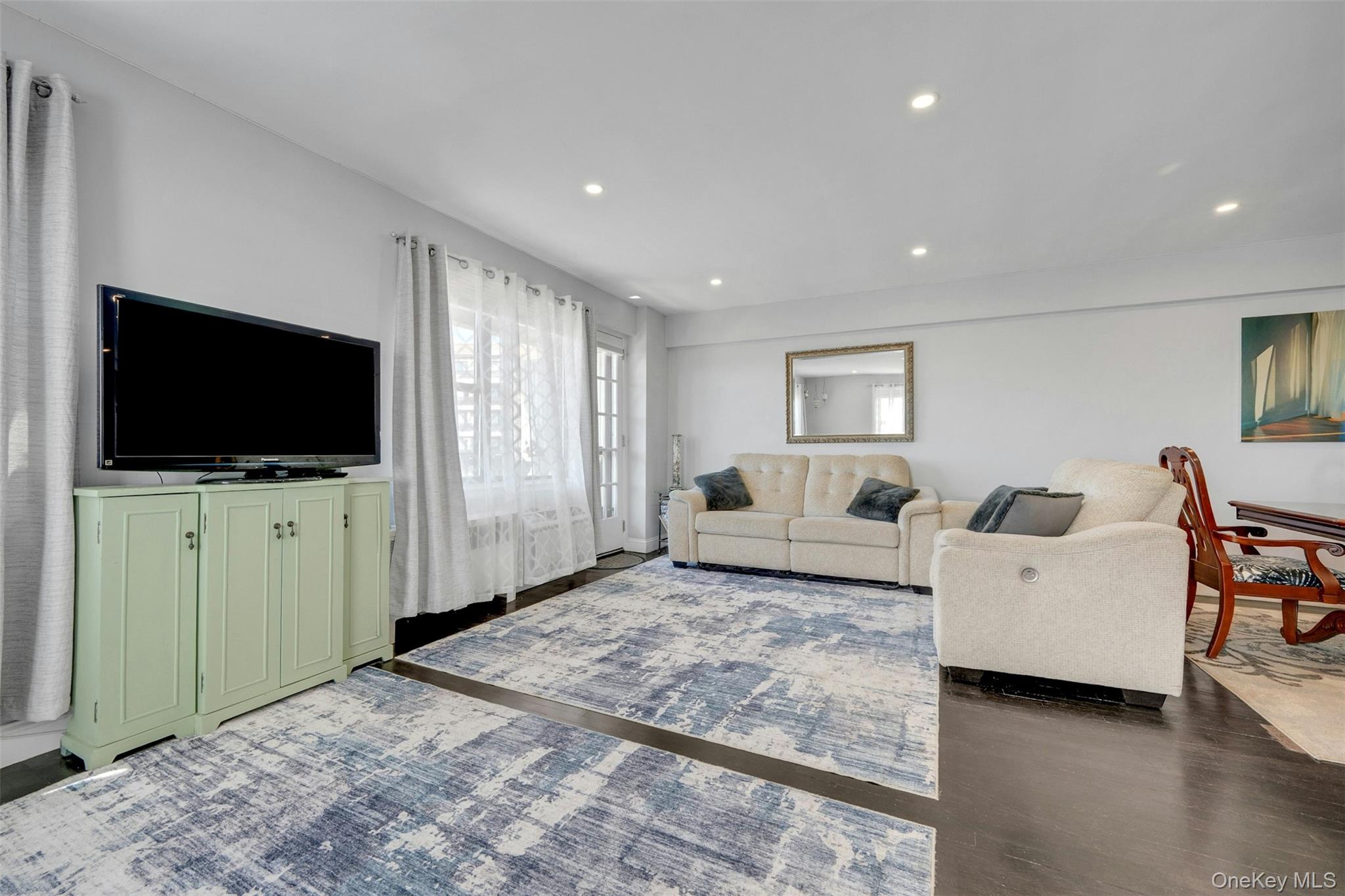 620 Pelham Road, Unit 3C New Rochelle, NY 10805 - Photo 9 of 32 Lining Room with entrance to Terrace