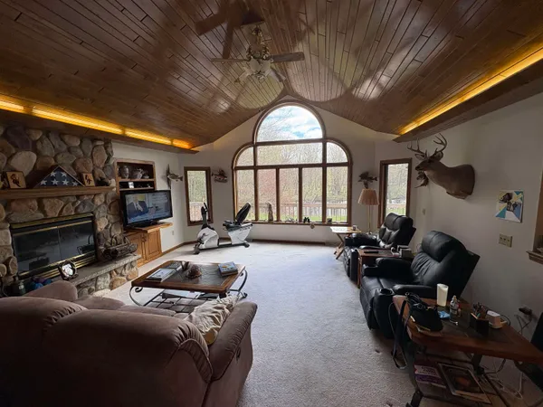 $549,900 | W9221 Amber Lane, Clintonville, WI 54929
