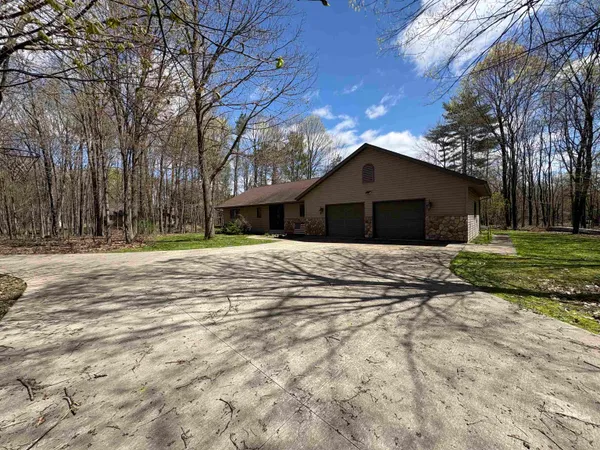 $549,900 | W9221 Amber Lane, Clintonville, WI 54929