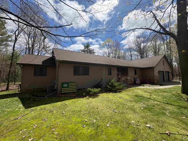 $549,900 | W9221 Amber Lane, Clintonville, WI 54929