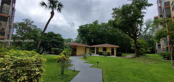 $2,300 | 17890 West Dixie Highway, Unit 702, North Miami Beach, FL 33160