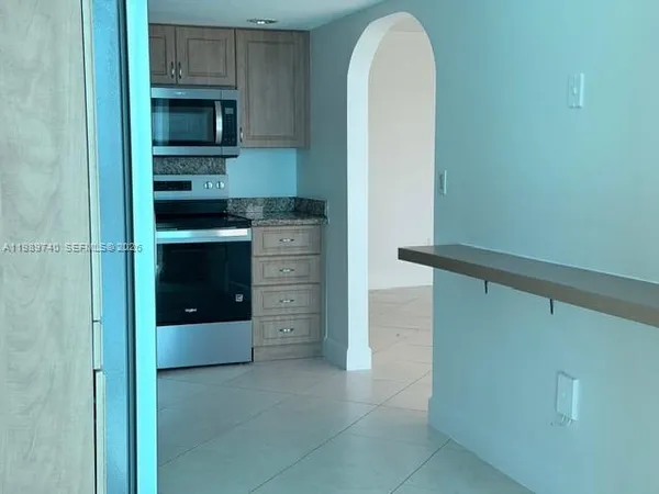 $2,300 | 17890 West Dixie Highway, Unit 702, North Miami Beach, FL 33160