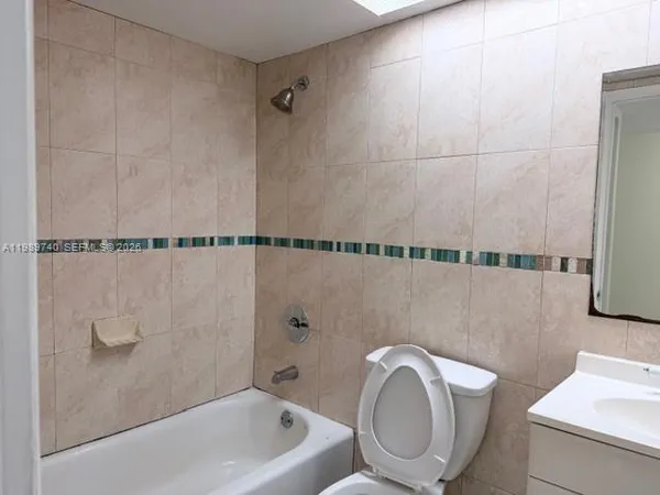 $2,300 | 17890 West Dixie Highway, Unit 702, North Miami Beach, FL 33160