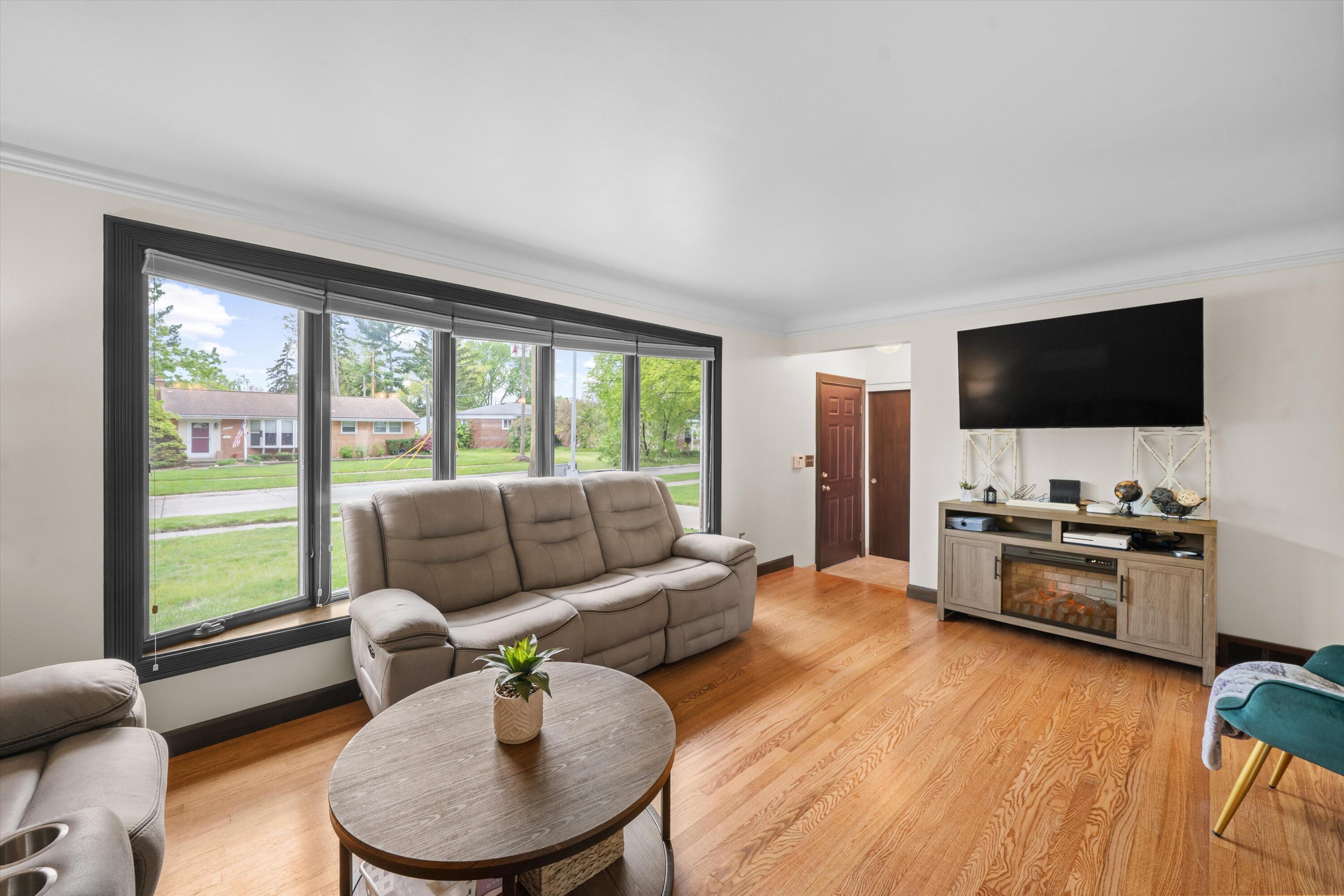 36753 Greenbush Road Wayne, MI 48184 - Photo 9 of 54 09-DSC09807