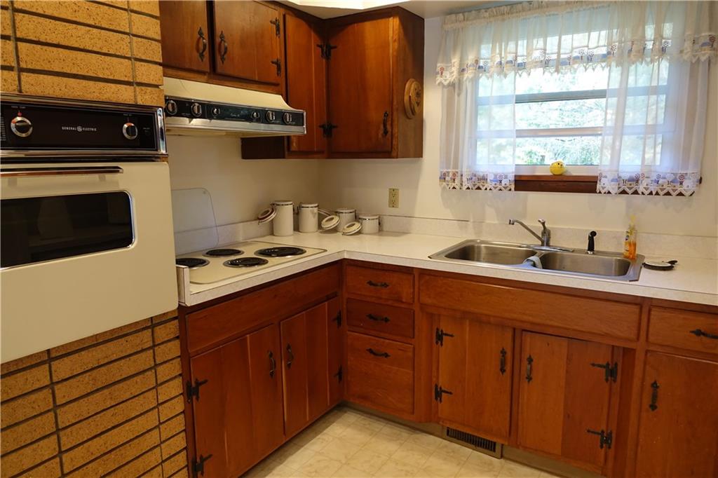 140 Pinehurst Road Butler, PA 16001 - Photo 7 of 25 Eat-in-kitchen