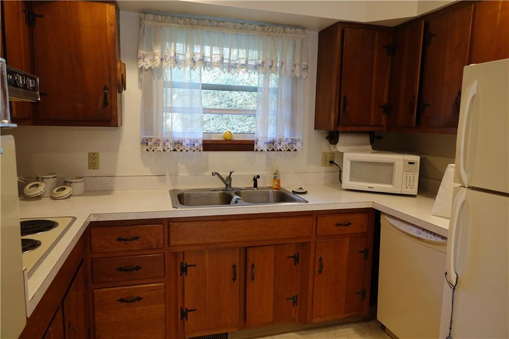 140 Pinehurst Road Butler, PA 16001 - Photo 8 of 25 Eat-in-kitchen