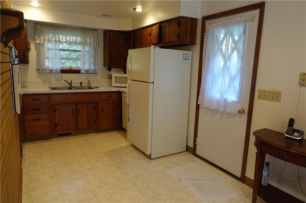 140 Pinehurst Road Butler, PA 16001 - Photo 10 of 25 Eat-in-Kitchen