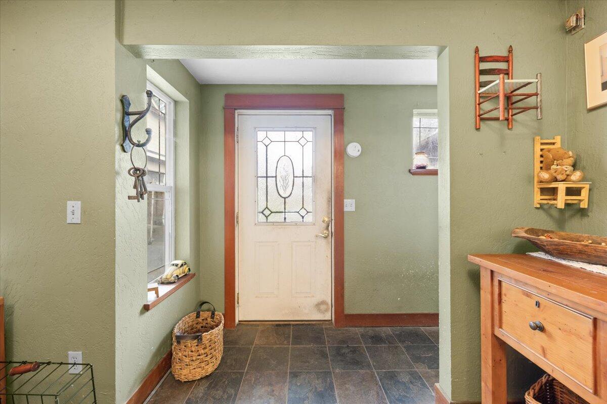 2751 Dark Hollow Road Medford, OR 97501 - Photo 12 of 32 12