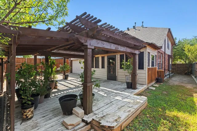 a view of a house with backyard