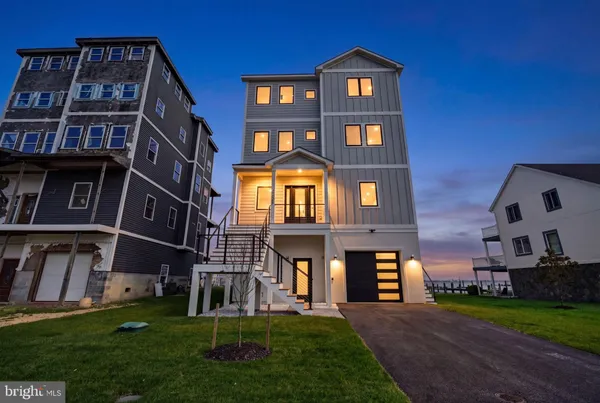 a view of an house with backyard and deck