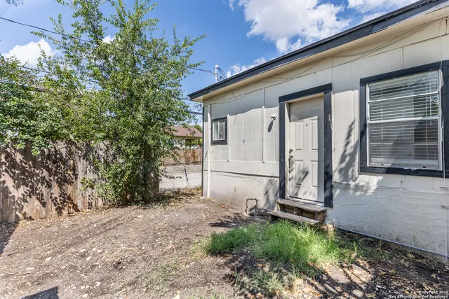 a view of a house with backyard and garden