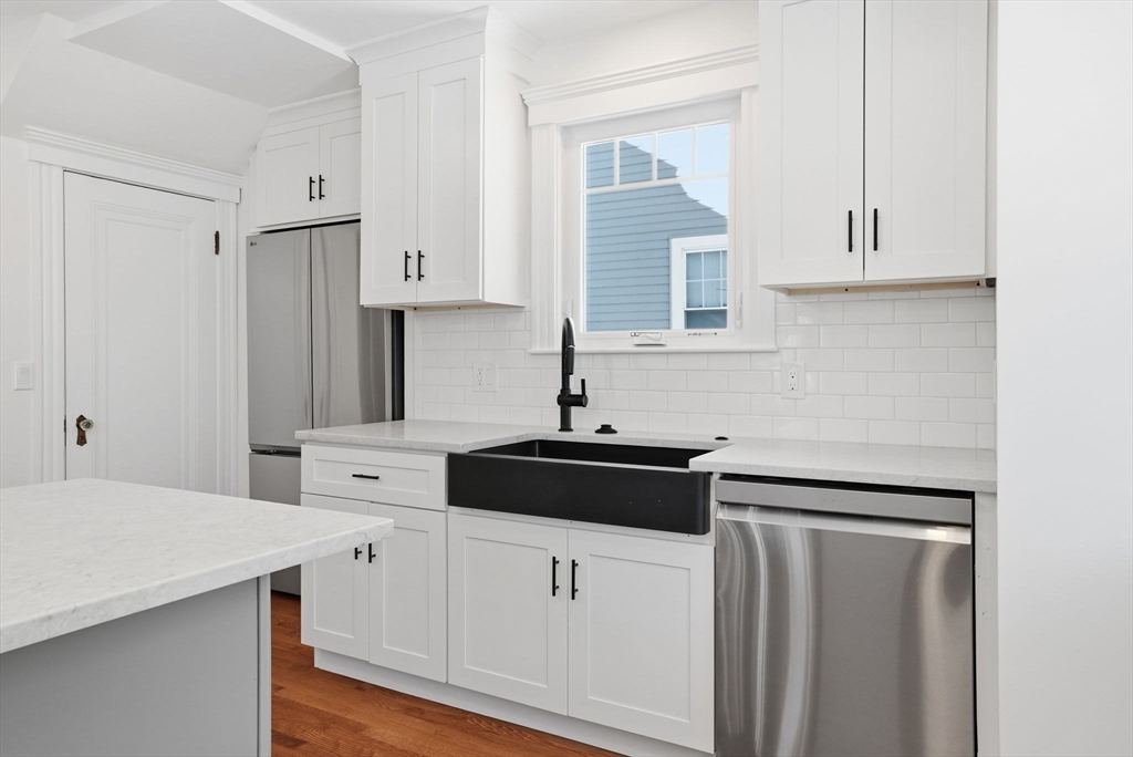 28 Brook Road Quincy, MA 02169 - Photo 5 of 38