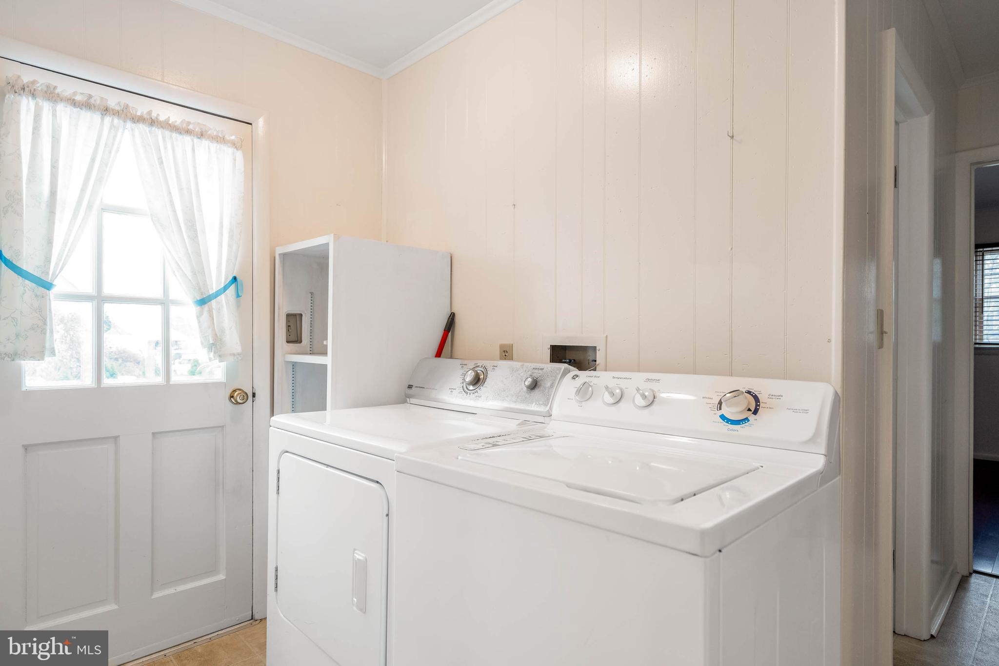 27 Devries Circle Lewes, DE 19958 - Photo 25 of 40 a utility room with dryer and washer