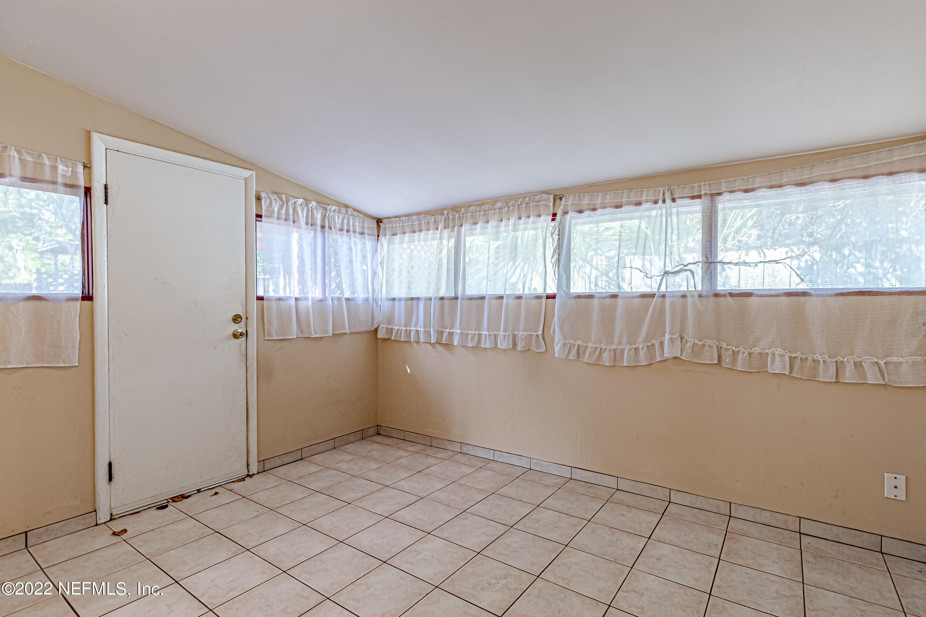 7204 Old Kings Road South Jacksonville, FL 32217 - Photo 24 of 32 an empty room with windows